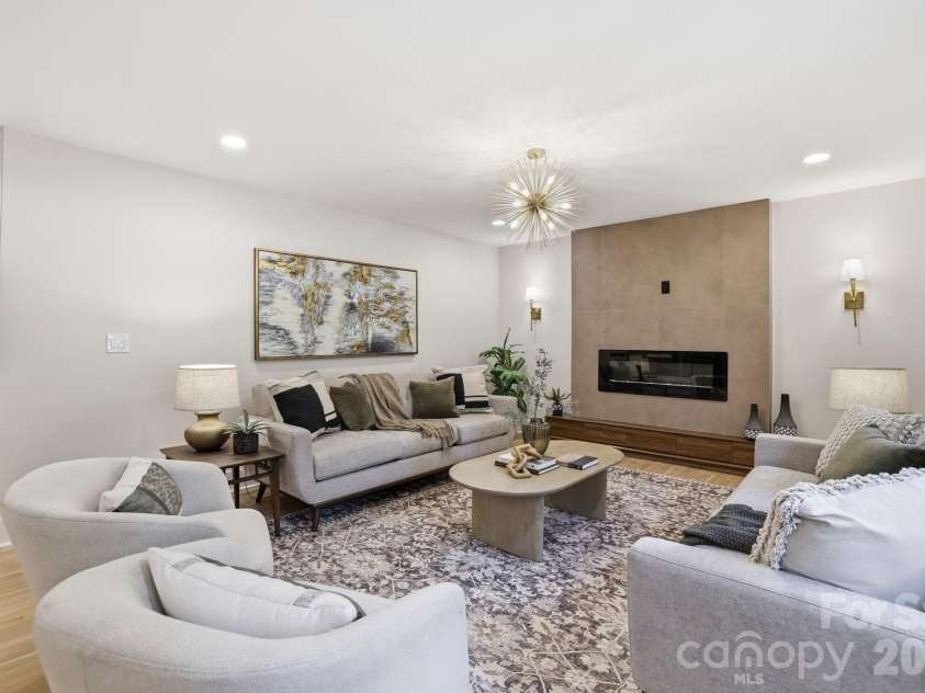 5515 Doncaster Drive, Charlotte, NC 28211.  MLS# CAR4399766, YatesRealty ID 36178. 