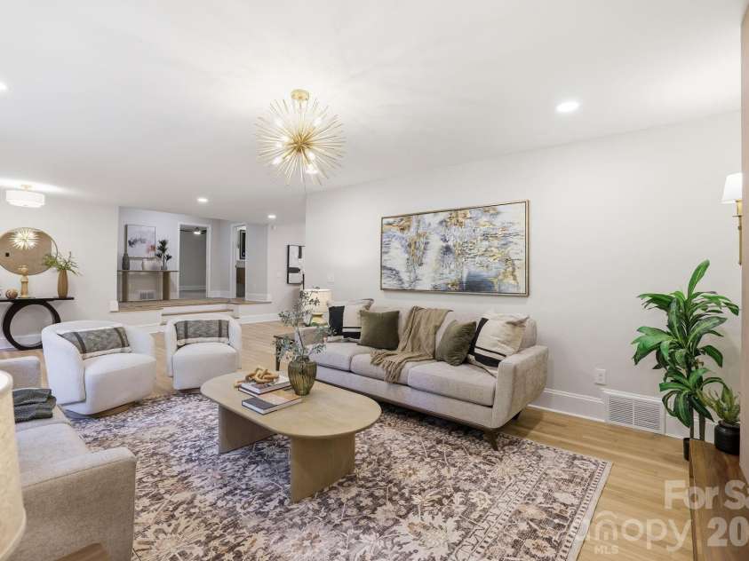 5515 Doncaster Drive, Charlotte, NC 28211.  MLS# CAR4399766, YatesRealty ID 36178. 