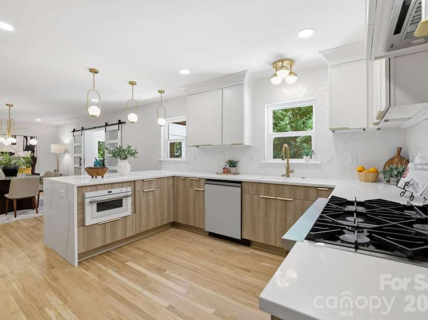 5515 Doncaster Drive, Charlotte, NC 28211.  MLS# CAR4399766, YatesRealty ID 36178. 