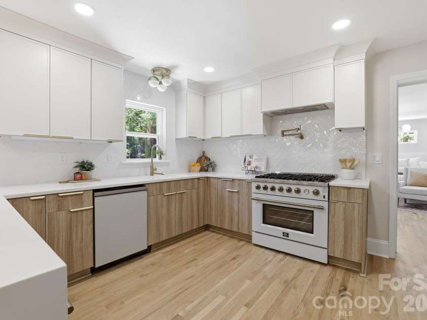 5515 Doncaster Drive, Charlotte, NC 28211.  MLS# CAR4399766, YatesRealty ID 36178. 