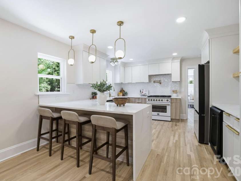 5515 Doncaster Drive, Charlotte, NC 28211.  MLS# CAR4399766, YatesRealty ID 36178. 