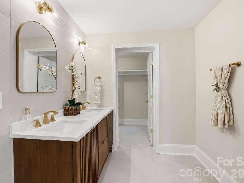 5515 Doncaster Drive, Charlotte, NC 28211.  MLS# CAR4399766, YatesRealty ID 36178. 