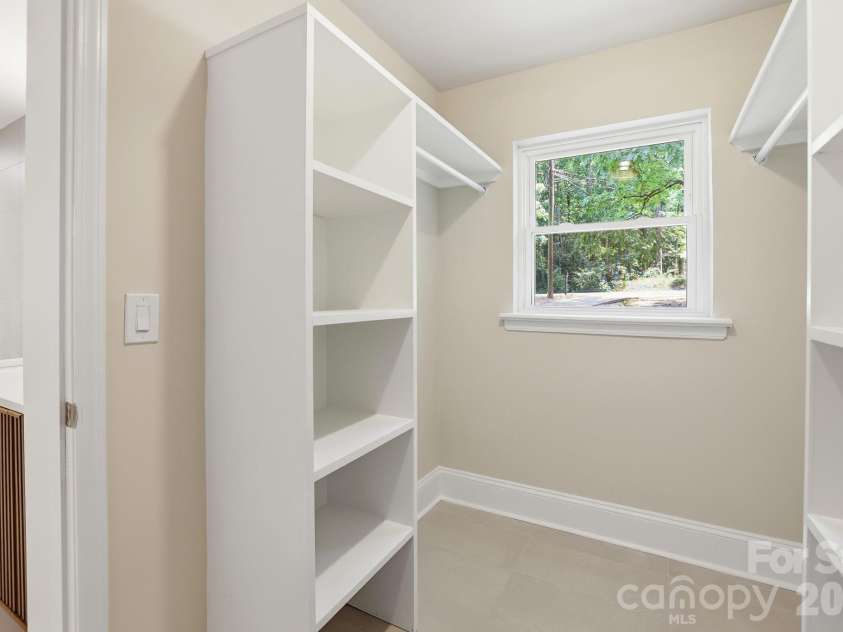 5515 Doncaster Drive, Charlotte, NC 28211.  MLS# CAR4399766, YatesRealty ID 36178. 