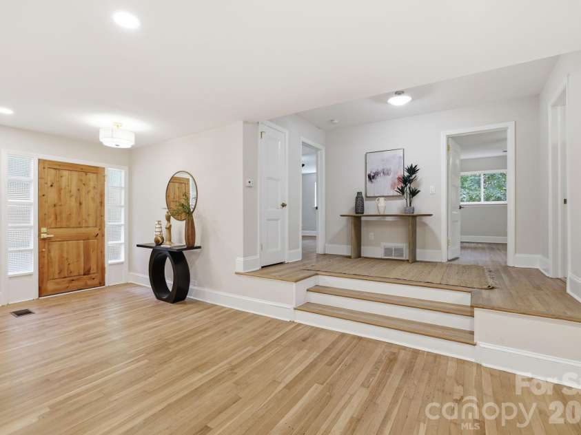 5515 Doncaster Drive, Charlotte, NC 28211.  MLS# CAR4399766, YatesRealty ID 36178. 