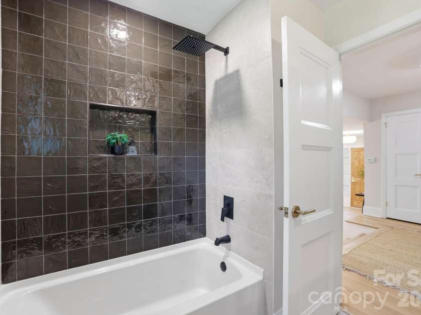 5515 Doncaster Drive, Charlotte, NC 28211.  MLS# CAR4399766, YatesRealty ID 36178. 