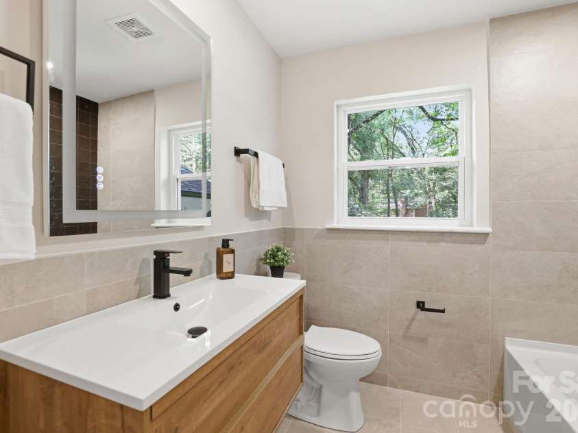 5515 Doncaster Drive, Charlotte, NC 28211.  MLS# CAR4399766, YatesRealty ID 36178. 