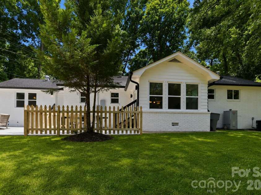 5515 Doncaster Drive, Charlotte, NC 28211.  MLS# CAR4399766, YatesRealty ID 36178. 