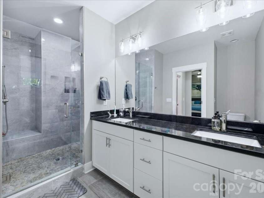 1315 Davidson Street, Charlotte, NC 28206.  MLS# CAR4400478, YatesRealty ID 36180. Primary bath