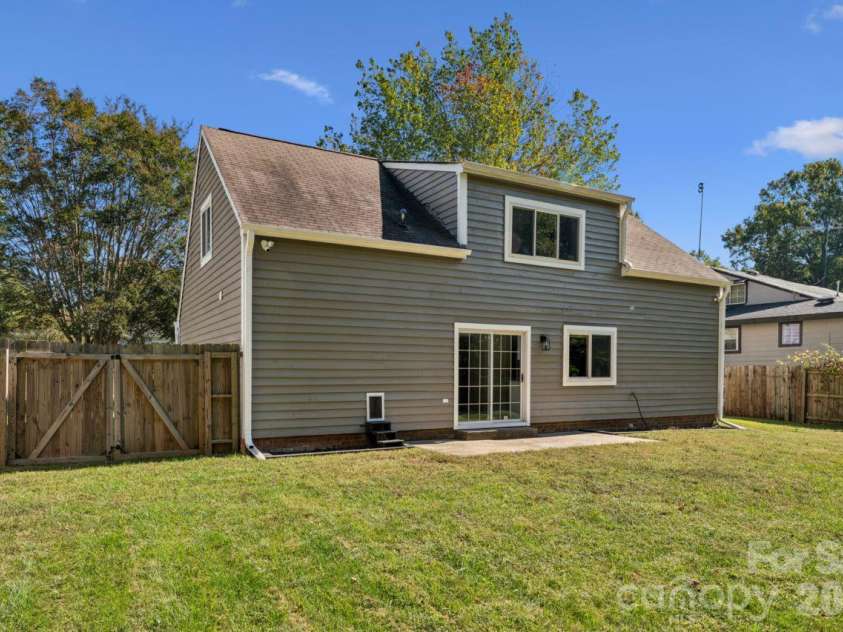 6719 Montezuma Trail, Charlotte, NC 28227.  MLS# CAR4434909, YatesRealty ID 36181. Backyard and patio