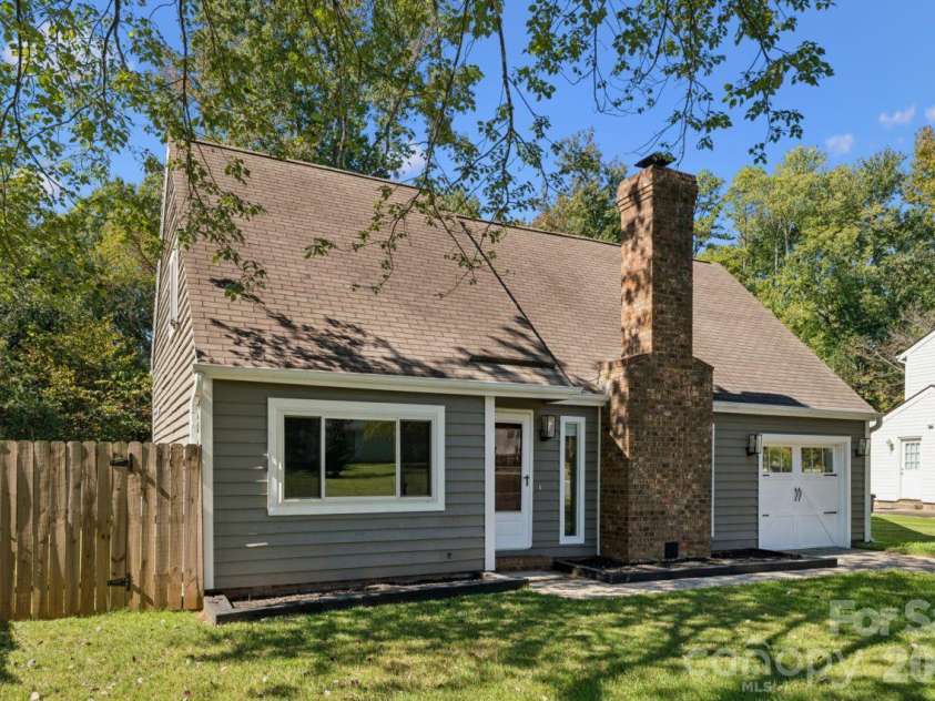 6719 Montezuma Trail, Charlotte, NC 28227.  MLS# CAR4434909, YatesRealty ID 36181. Front Exterior