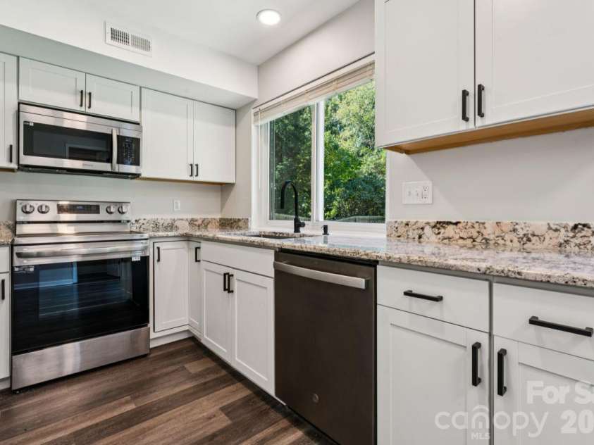 6719 Montezuma Trail, Charlotte, NC 28227.  MLS# CAR4434909, YatesRealty ID 36181. Kitchen