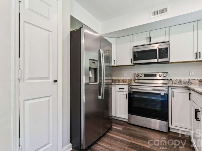6719 Montezuma Trail, Charlotte, NC 28227.  MLS# CAR4434909, YatesRealty ID 36181. Kitchen