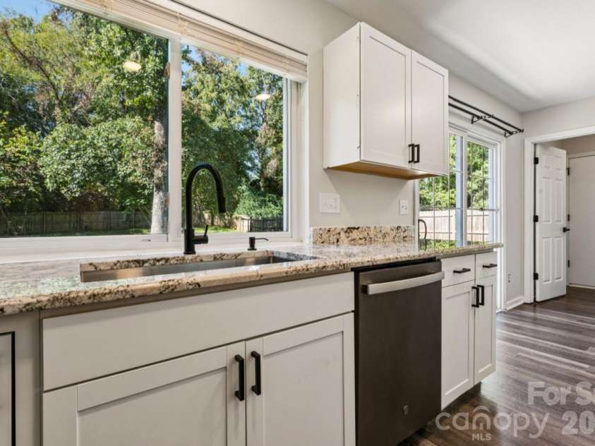 6719 Montezuma Trail, Charlotte, NC 28227.  MLS# CAR4434909, YatesRealty ID 36181. Kitchen