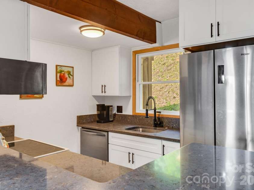 46 Trillium Lane, Mars Hill, NC 28754.  MLS# CAR4399565, YatesRealty ID 36188. Beautiful Silestone counter tops.