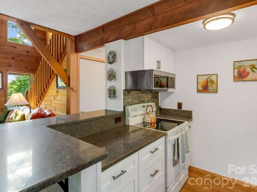 46 Trillium Lane, Mars Hill, NC 28754.  MLS# CAR4399565, YatesRealty ID 36188. Kitchen