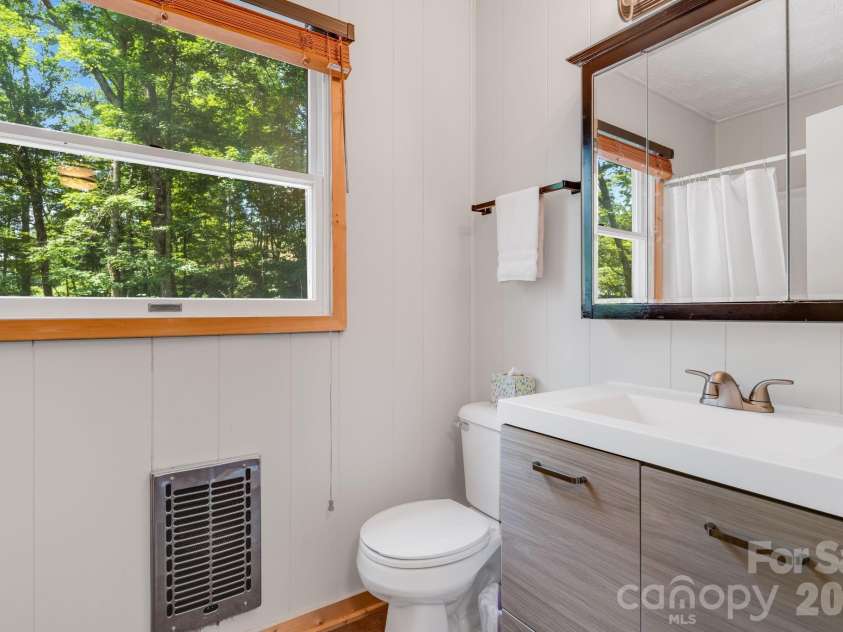 46 Trillium Lane, Mars Hill, NC 28754.  MLS# CAR4399565, YatesRealty ID 36188. Main level full bath