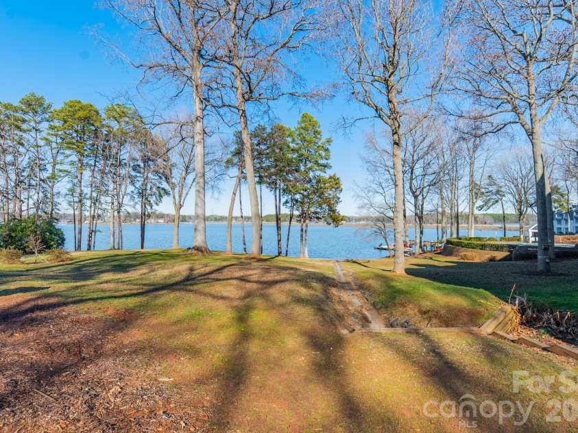 306 Northwest Drive, Davidson, NC 28036.  MLS# CAR4347031, YatesRealty ID 3619. 