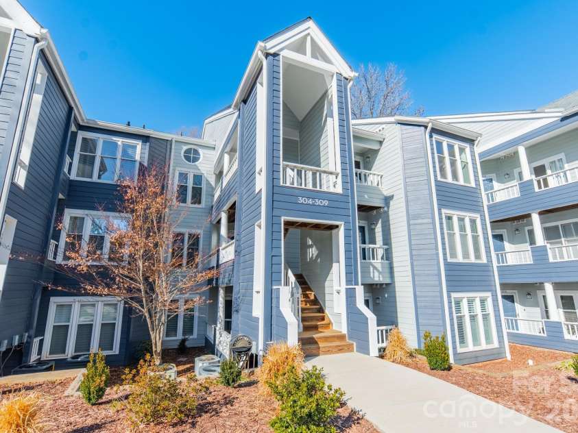 306 Northwest Drive, Davidson, NC 28036.  MLS# CAR4347031, YatesRealty ID 3619. 