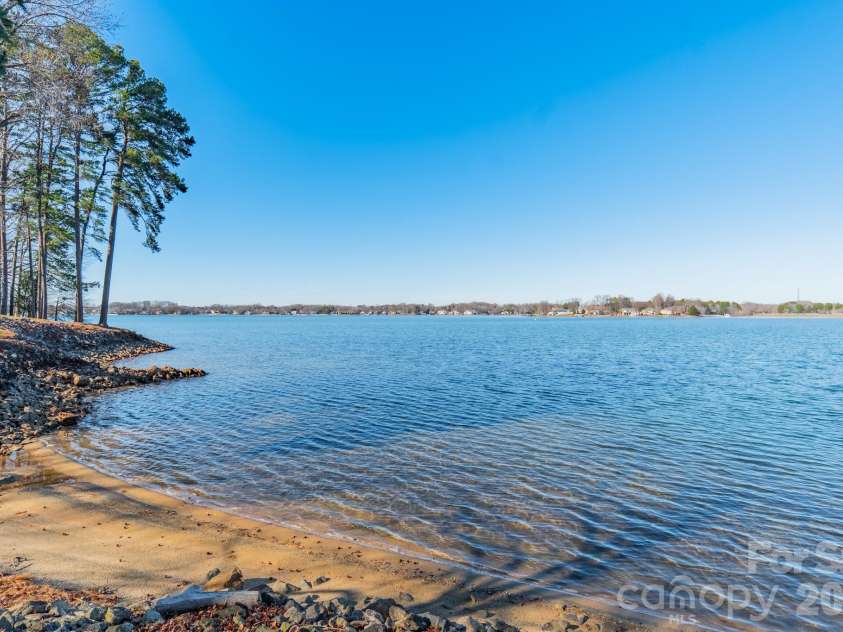 306 Northwest Drive, Davidson, NC 28036.  MLS# CAR4347031, YatesRealty ID 3619. 