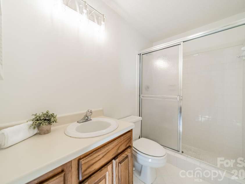 306 Northwest Drive, Davidson, NC 28036.  MLS# CAR4347031, YatesRealty ID 3619. Guest Bath