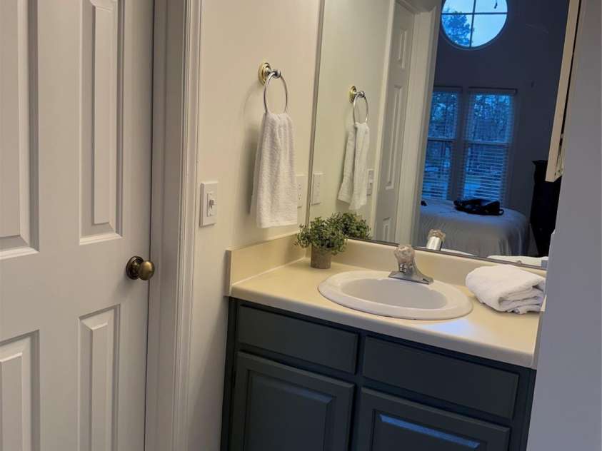 306 Northwest Drive, Davidson, NC 28036.  MLS# CAR4347031, YatesRealty ID 3619. Primary Bath Vanity