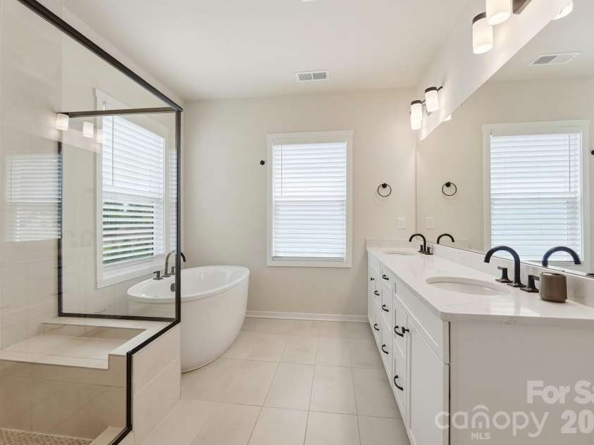 5132 Glenwalk Drive, Charlotte, NC 28269.  MLS# CAR4397479, YatesRealty ID 36191. 