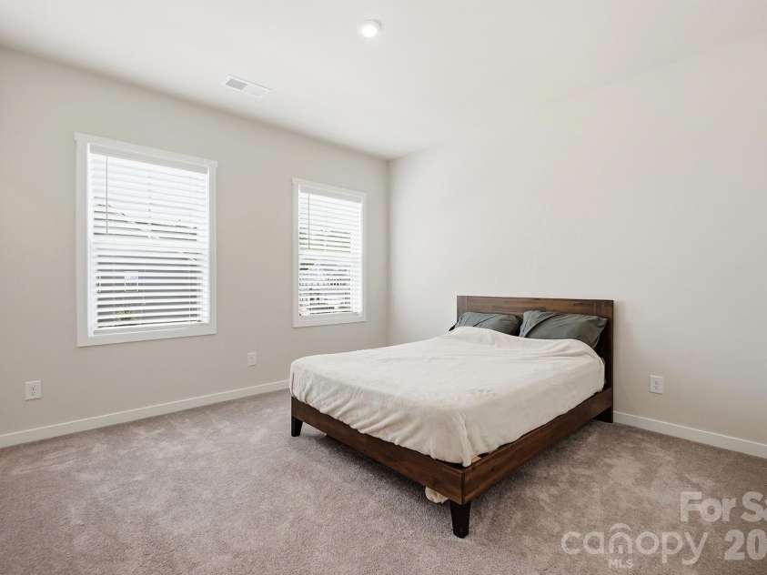 5132 Glenwalk Drive, Charlotte, NC 28269.  MLS# CAR4397479, YatesRealty ID 36191. 