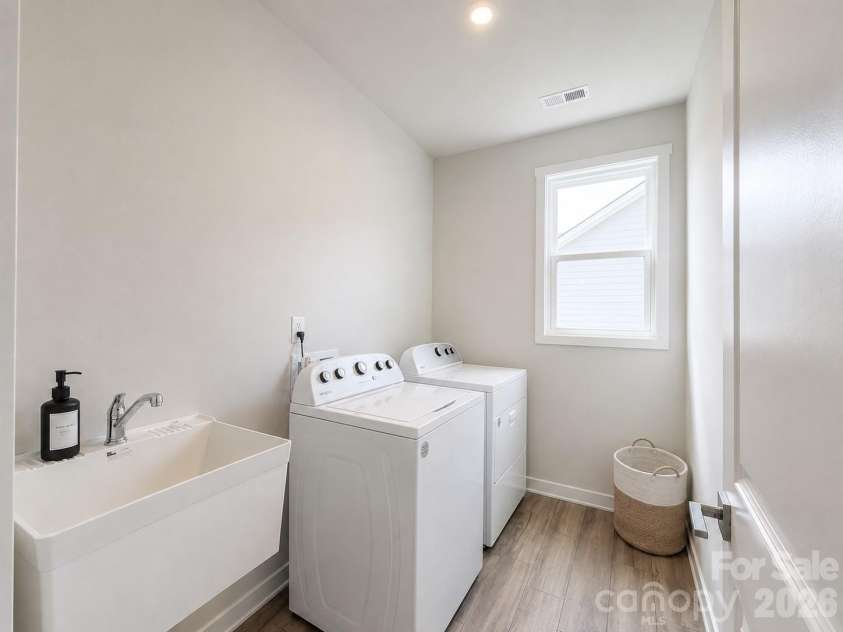 5132 Glenwalk Drive, Charlotte, NC 28269.  MLS# CAR4418710, YatesRealty ID 36191. 