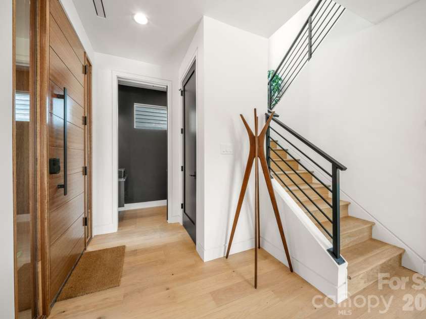 41 Johnson Drive, Asheville, NC 28804.  MLS# CAR4388362, YatesRealty ID 36192. Entryway