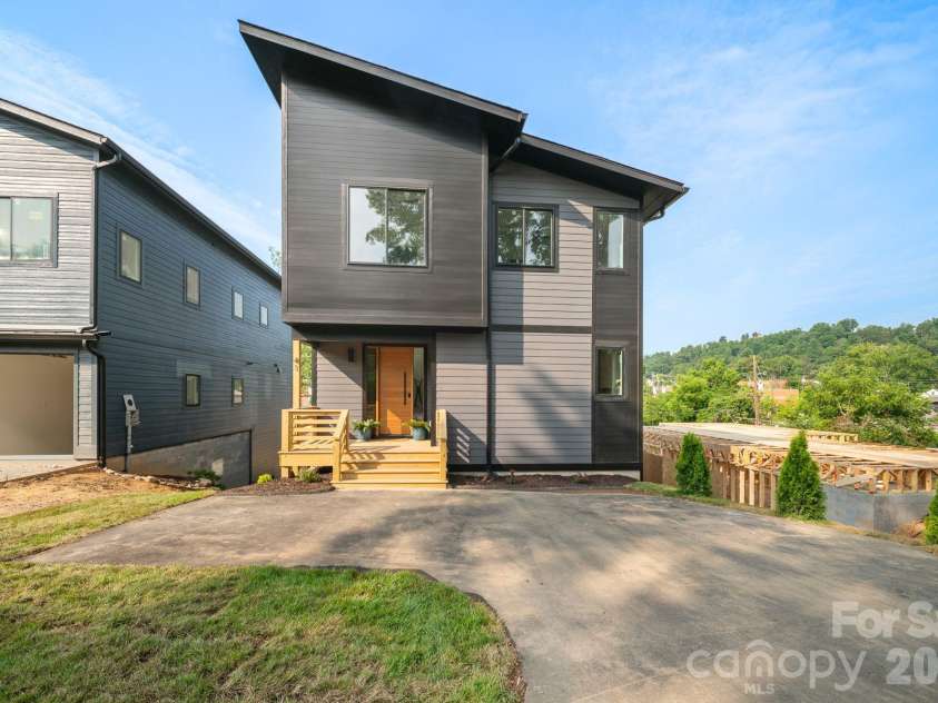 41 Johnson Drive, Asheville, NC 28804.  MLS# CAR4388362, YatesRealty ID 36192. Front exterior