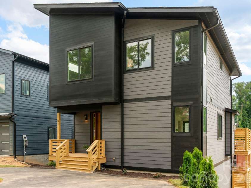 41 Johnson Drive, Asheville, NC 28804.  MLS# CAR4388362, YatesRealty ID 36192. Front exterior