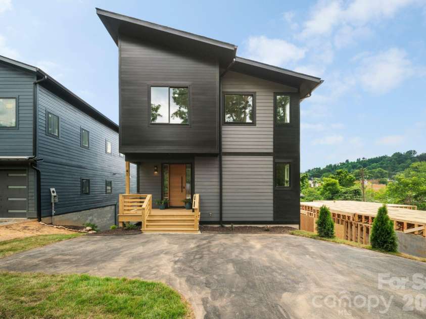 41 Johnson Drive, Asheville, NC 28804.  MLS# CAR4388362, YatesRealty ID 36192. Front exterior