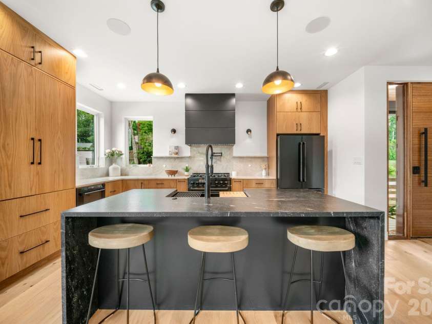 41 Johnson Drive, Asheville, NC 28804.  MLS# CAR4388362, YatesRealty ID 36192. Kitchen