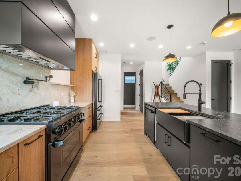 41 Johnson Drive, Asheville, NC 28804.  MLS# CAR4388362, YatesRealty ID 36192. Kitchen