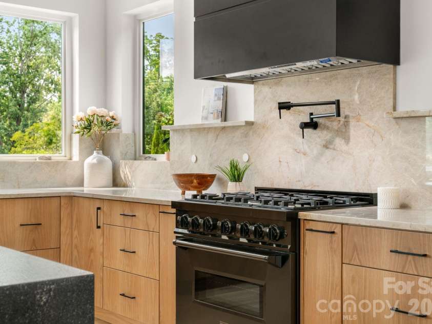 41 Johnson Drive, Asheville, NC 28804.  MLS# CAR4388362, YatesRealty ID 36192. Kitchen