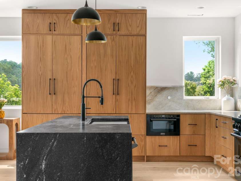 41 Johnson Drive, Asheville, NC 28804.  MLS# CAR4388362, YatesRealty ID 36192. Kitchen