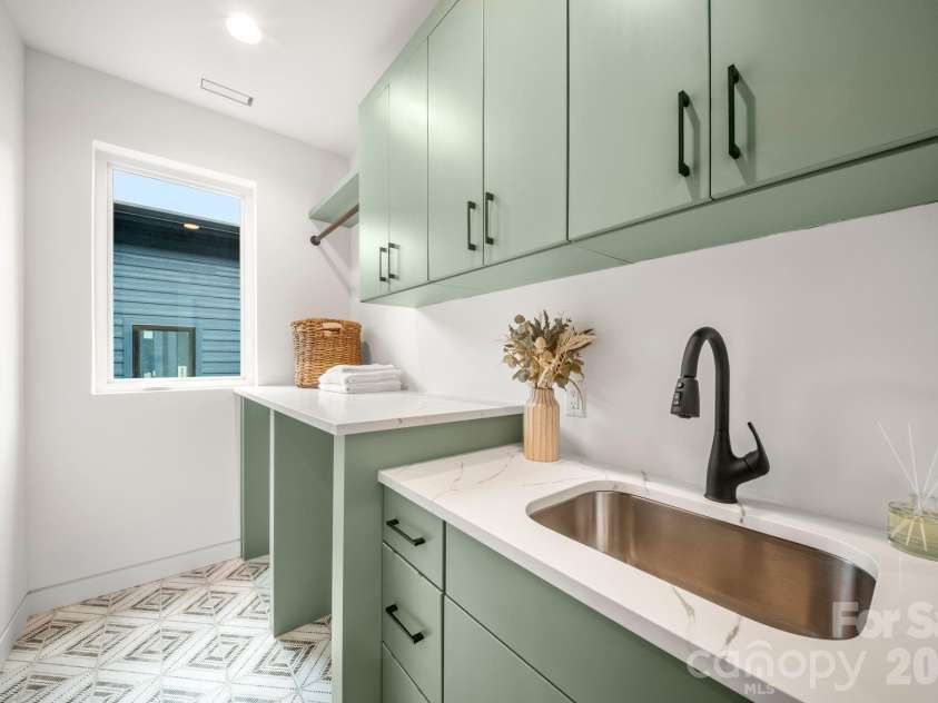 41 Johnson Drive, Asheville, NC 28804.  MLS# CAR4388362, YatesRealty ID 36192. Laundry room