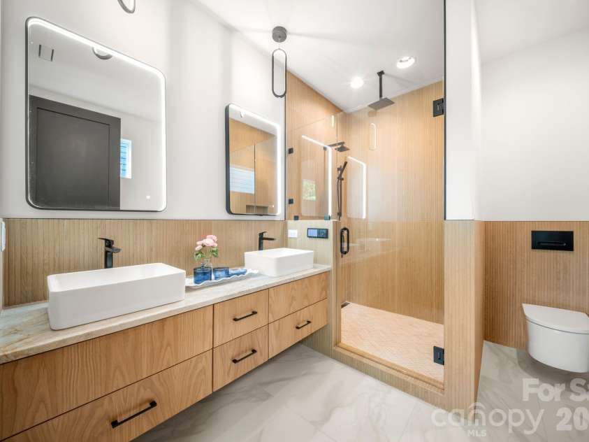 41 Johnson Drive, Asheville, NC 28804.  MLS# CAR4388362, YatesRealty ID 36192. Primary bathroom