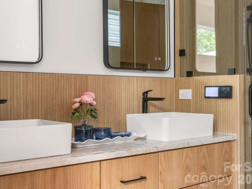 41 Johnson Drive, Asheville, NC 28804.  MLS# CAR4388362, YatesRealty ID 36192. Primary bathroom