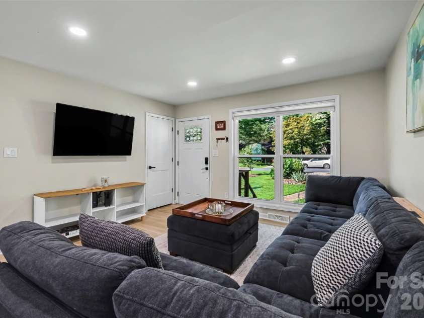 4023 Strangford Avenue, Charlotte, NC 28215.  MLS# CAR4395242, YatesRealty ID 36193. 