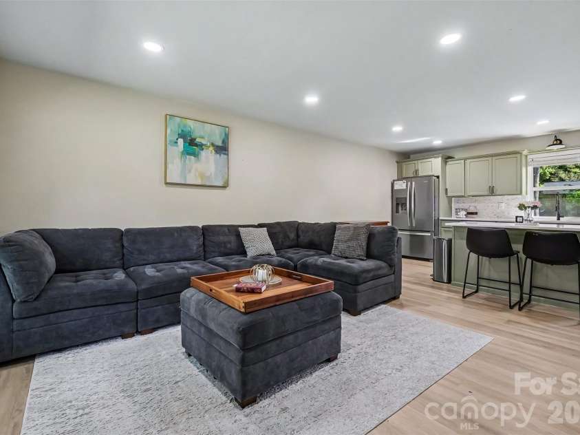 4023 Strangford Avenue, Charlotte, NC 28215.  MLS# CAR4395242, YatesRealty ID 36193. 