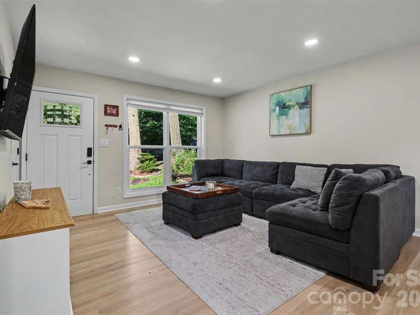 4023 Strangford Avenue, Charlotte, NC 28215.  MLS# CAR4395242, YatesRealty ID 36193. 
