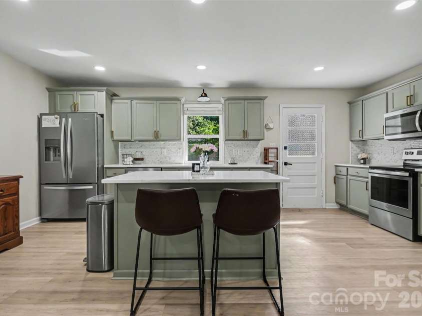 4023 Strangford Avenue, Charlotte, NC 28215.  MLS# CAR4395242, YatesRealty ID 36193. 