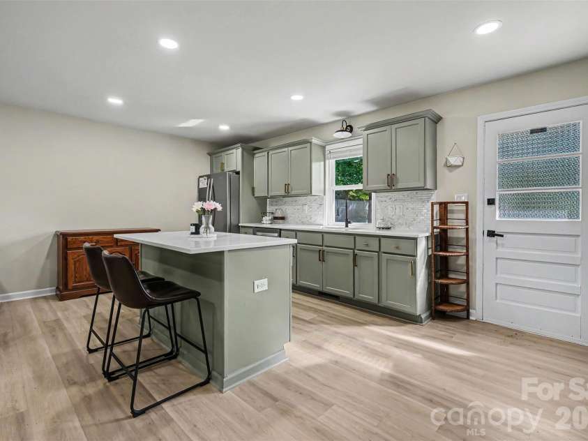 4023 Strangford Avenue, Charlotte, NC 28215.  MLS# CAR4395242, YatesRealty ID 36193. 