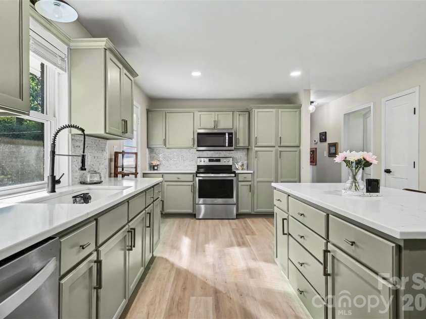 4023 Strangford Avenue, Charlotte, NC 28215.  MLS# CAR4395242, YatesRealty ID 36193. 