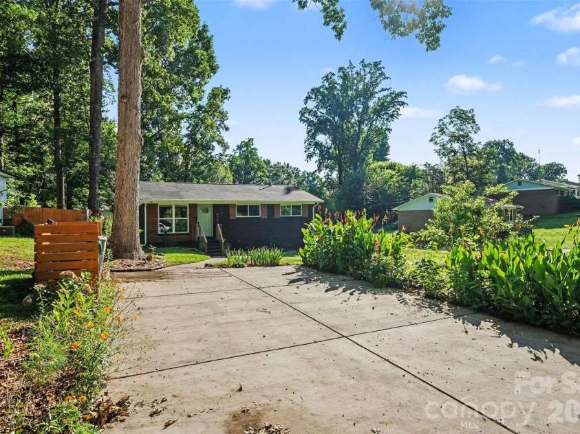 4023 Strangford Avenue, Charlotte, NC 28215.  MLS# CAR4395242, YatesRealty ID 36193. 