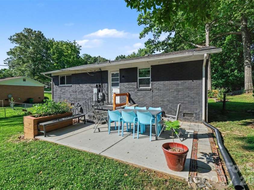 4023 Strangford Avenue, Charlotte, NC 28215.  MLS# CAR4395242, YatesRealty ID 36193. 