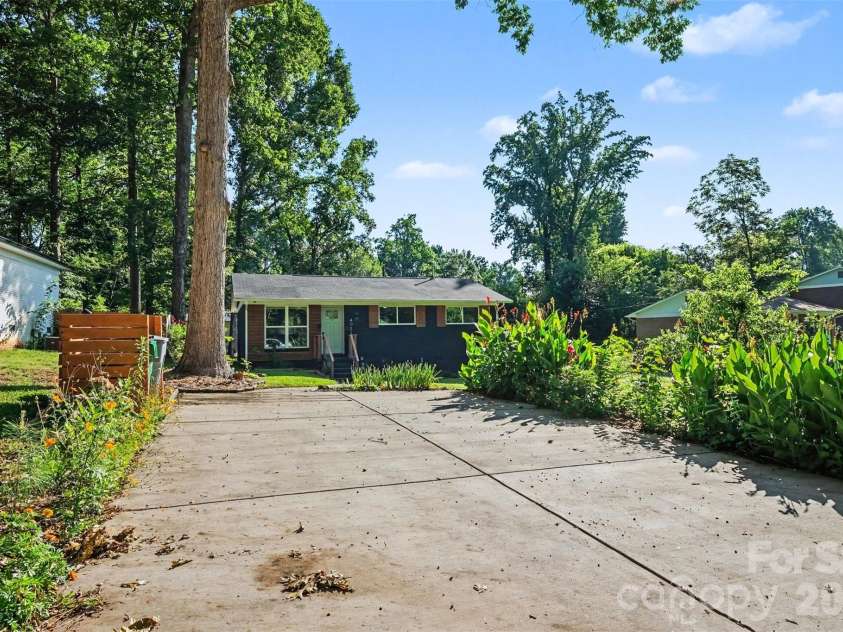 4023 Strangford Avenue, Charlotte, NC 28215.  MLS# CAR4395242, YatesRealty ID 36193. 