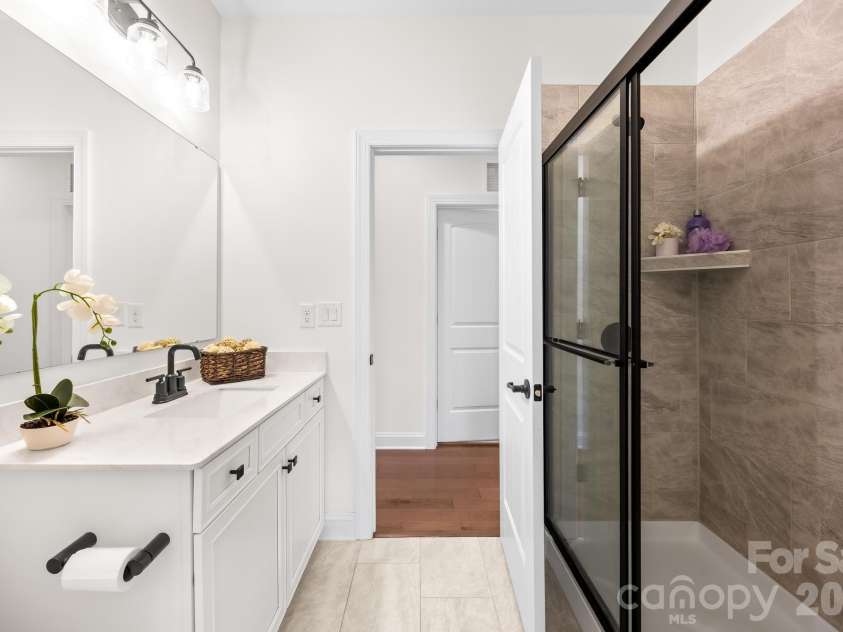 809 Brown Creek Drive, Matthews, NC 28104.  MLS# CAR4399736, YatesRealty ID 36195. Bathroom