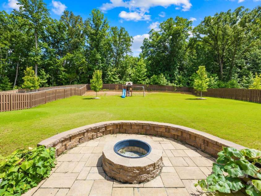 809 Brown Creek Drive, Matthews, NC 28104.  MLS# CAR4399736, YatesRealty ID 36195. Fireplace